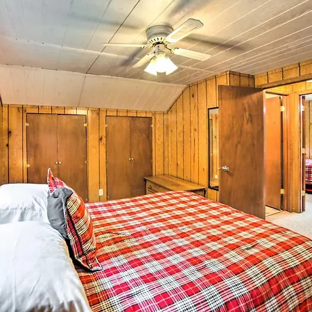 Secluded Woodsy Watersmeet Cabin With Fire Pit!